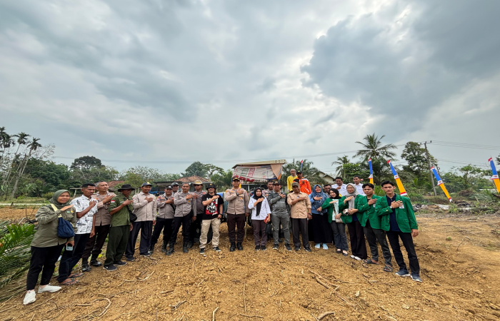 Foto bersama peserta kegiatan Penanaman Jagung Serentak Kuartil III dan Penanaman di Lahan Sosil, melibatkan jajaran Polres Tebo, Forkopimda, aparatur desa, kelompok tani, dan mahasiswa KKN, bertempat di Desa Sumber Agung, Kecamatan Rimbo Ilir, Kabupaten Tebo, Rabu (30/07/2025).
