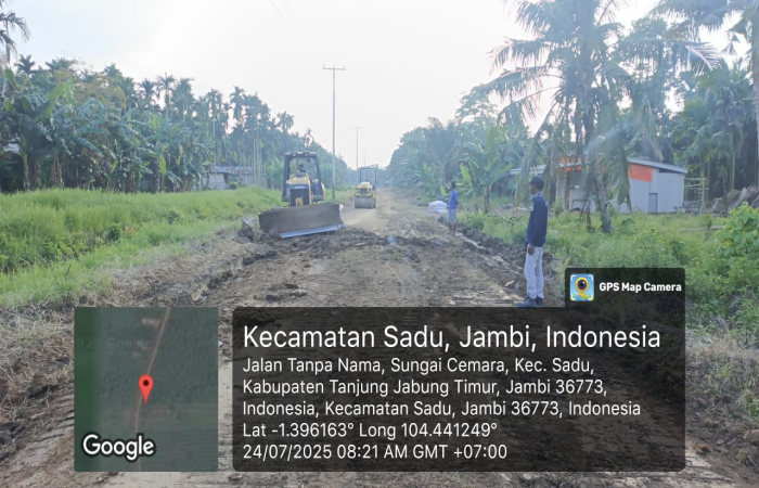 Perbaikan Jalan Lintas Sadu Cemara - Labuan Pering.(INJ/Salaming)
