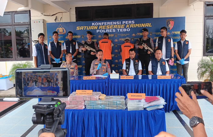 Kapolres Tebo AKBP Triyanto saat menunjukkan barang bukti dokumen dan uang hasil pengungkapan kasus korupsi KUR BSI Rimbo Bujang dalam konferensi pers di Mapolres Tebo.(INJ/Andrey)