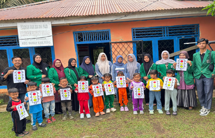 Mahasiswa KKN Posko III IAI Tebo bersama anak-anak PAUD Kelompok Bermain Amanah, Desa Jatibalarik, Kecamatan Sumay, Kabupaten Tebo, usai menggelar sosialisasi edukasi tertib lalu lintas, Kamis (31/7/2025).