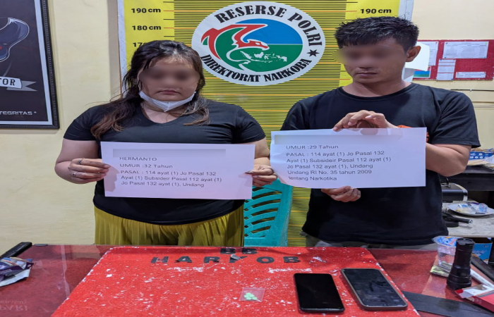 Sepasang pelaku pengedar narkoba,usai di amankan bersama barang buktinya.(INJ/Ist)