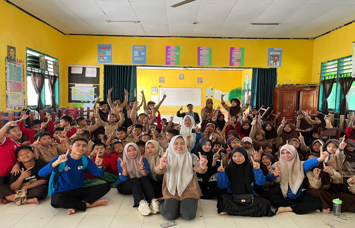 Mahasiswa-mahasiswi KKN IAI Tebo Posko I foto bersama siswa-siswi SDN 207/VIII Sungai Alai usai kegiatan penyuluhan Perilaku Hidup Bersih dan Sehat (PHBS), Sabtu (2/8/2025).