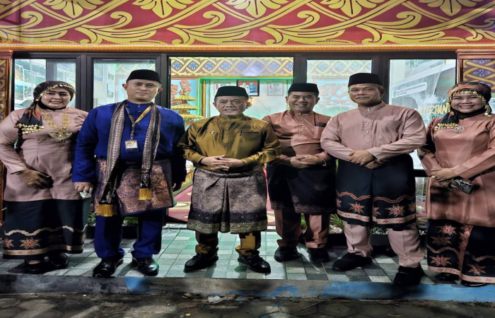 Penjabat Sekretaris Daerah Kabupaten Tebo, Dr. Sindi, S.H., M.H. (tengah), bersama Gubernur Jambi Al Haris dan OPD Kabupaten Tebo saat menghadiri pembukaan Festival Batanghari 2025 di RTH Pinang Masak, Kota Jambi, Sabtu (2/8/2025). Mereka mengenakan busana tradisional Melayu sebagai bentuk dukungan terhadap pelestarian budaya lokal.