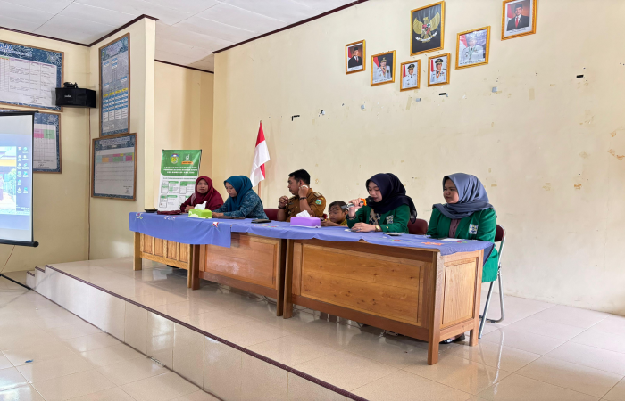 Mahasiswa Kukerta IAI Tebo Posko VI bersama perangkat desa memaparkan materi sosialisasi tentang OJK, investasi ilegal, dan pinjaman online ilegal kepada ibu-ibu PKK di Aula Desa Sumber Agung, Kecamatan Rimbo Ilir, Kabupaten Tebo.