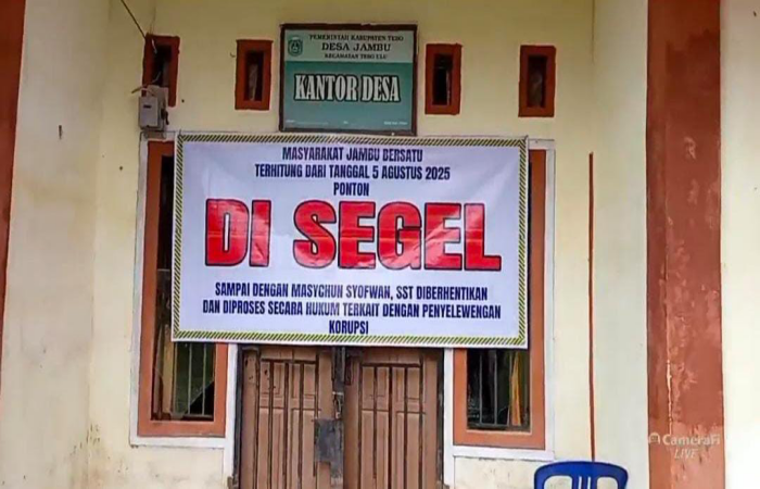Warga Desa Jambu memasang spanduk penyegelan di pintu Kantor Desa Jambu usai menutup akses layanan.(INJ/Ist)