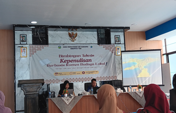 Suasana kegiatan Bimbingan Teknis (Bimtek) Kepenulisan Berbasis Konten Budaya Lokal yang diselenggarakan oleh Dinas Perpustakaan dan Kearsipan Kabupaten Tebo, Kamis (7/8/2025), bertempat di Aula Perpustakaan Daerah Kabupaten Tebo. Tampak narasumber dari Balai Bahasa Provinsi Jambi sedang menyampaikan materi kepada para peserta.(INJ/Andrey)