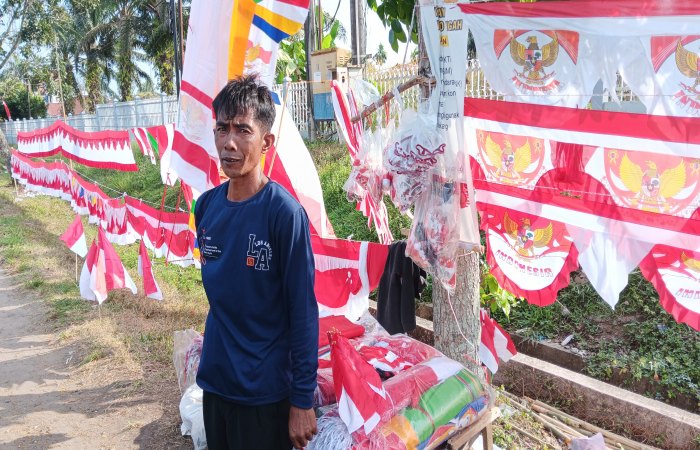 Ali Umar Pedagang Bendera Merah Putih.(INJ/Andrey)