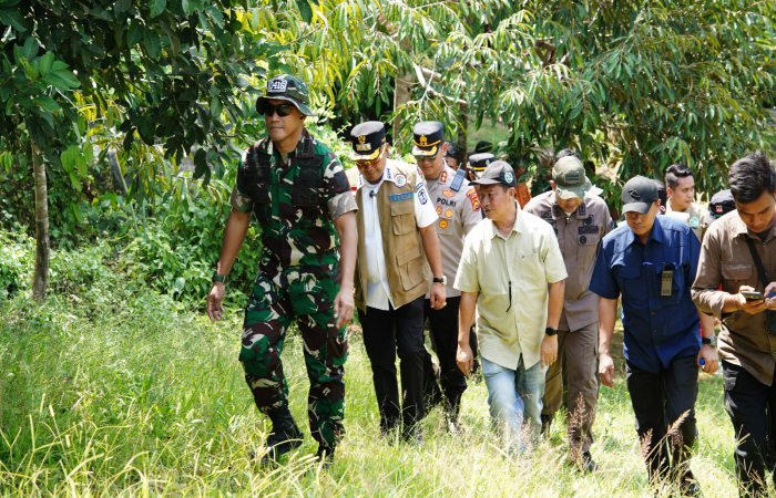 Komandan Kodim 0416/Bungo Tebo Letkol Inf Dedy Pungky Irawanto bersama unsur Forkopimda Kabupaten Tebo saat melakukan patroli dan peninjauan langsung di kawasan rawan karhutla, tepatnya di Alam Bukit Tiga Puluh, Kecamatan Sumay, Kamis (07/08/2025). Kegiatan ini merupakan bagian dari upaya preventif menghadapi potensi kebakaran hutan dan lahan pada musim kemarau.(INJ/Ist)
