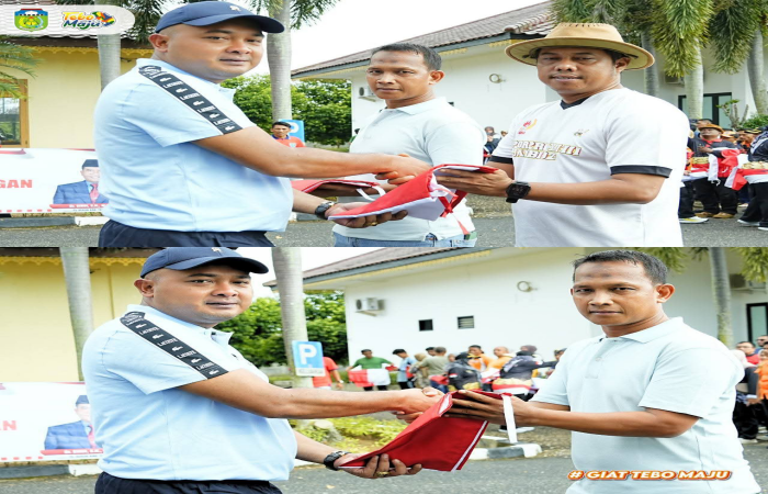 Bupati Tebo, Agus Rubiyanto, S.E., M.M., didampingi Wakil Bupati Nazar Efendi, S.E., M.Si., menyerahkan secara simbolis bendera merah putih kepada perwakilan masyarakat saat apel Gerakan Pembagian dan Pemasangan Serentak Bendera Merah Putih di halaman Rumah Dinas Bupati Tebo, Jumat (8/8/2025). Kegiatan ini digelar dalam rangka menyambut HUT ke-80 Republik Indonesia.(INJ/Ist)